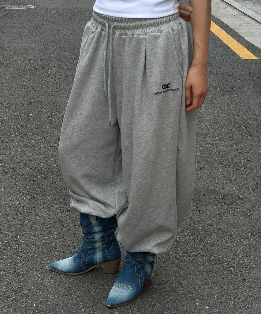 CHICKS All-Light Embroidered One-Pleat Wide Sweatpants Melange