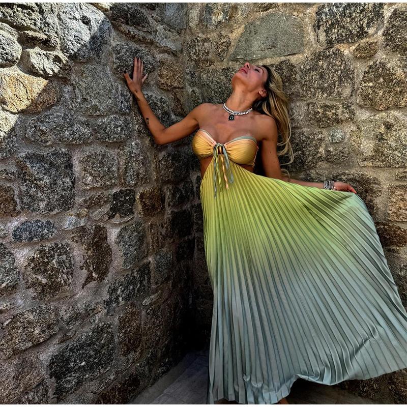 Летнее градиентное плиссированное женское платье с бретельками через шею без рукавов — фото 11