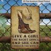 2D Flach, 1 Stück Vintage Western Cowgirl Metall Wanddeko mit inspirierendem Zitat „The Right Shoes for Girls“ - Aluminiumschild geeignet für Bauernhaus