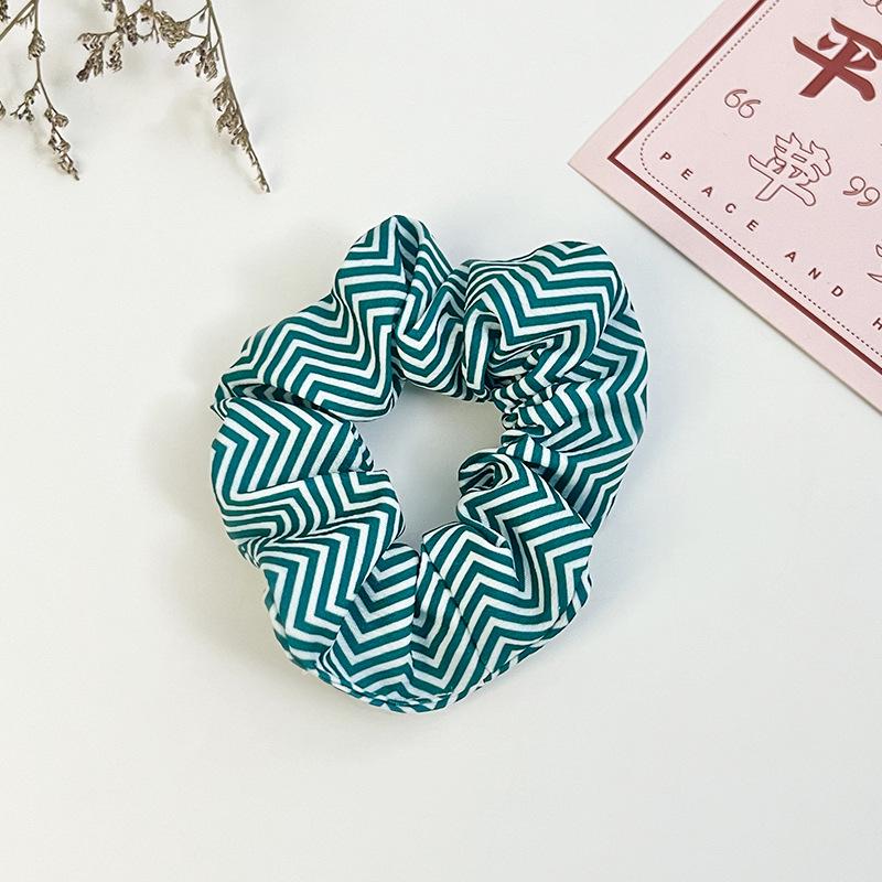 

Праздничные резинки-скранчи: Дизайны «Звезда», «Снежинка» и «Санта» для девочек