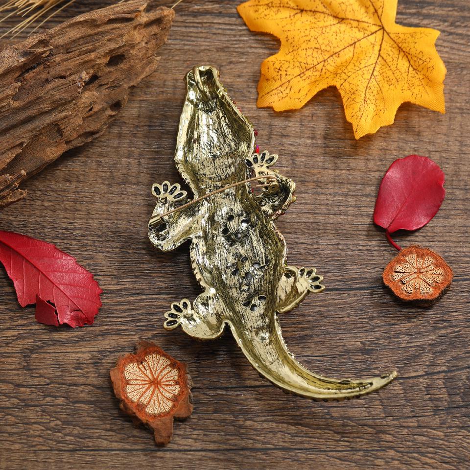 Elegant Alloy Crocodile Brooch with Inlaid Diamonds - Versatile Men's Suit Accessory and Animal Corsage.