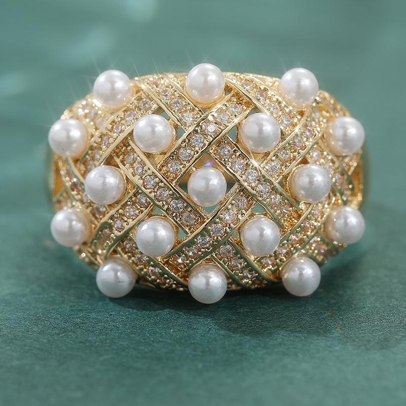 Sparkling Light Luxury Imitation Pearl Golden Plated Ring Women Fashion Elegant Temperament Banquet Wedding Jewelry Accessories