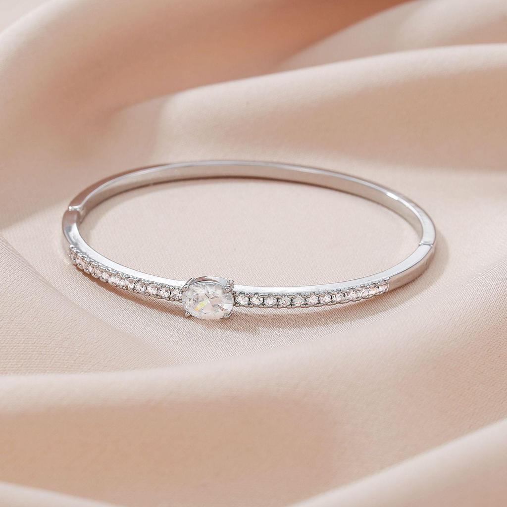 Gold-Plated Diamond-Inlaid Titanium Steel Women's Bracelet: Elegant, Versatile, and Luxurious.