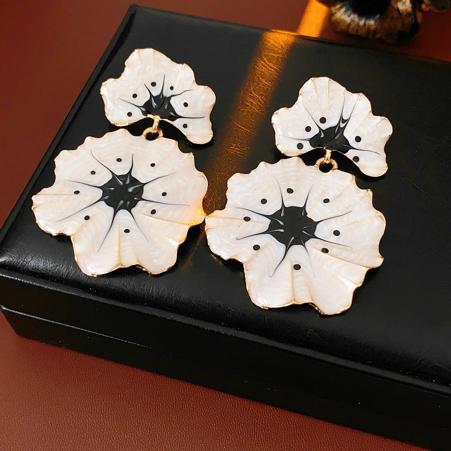 Vintage Rhinestone Pearl Flower Stud Earrings - Elegant, Versatile, High-End Design.