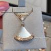 Collar de Oro Rosa de 18k con Colgante de Diamante en Forma de Abanico y Nácar