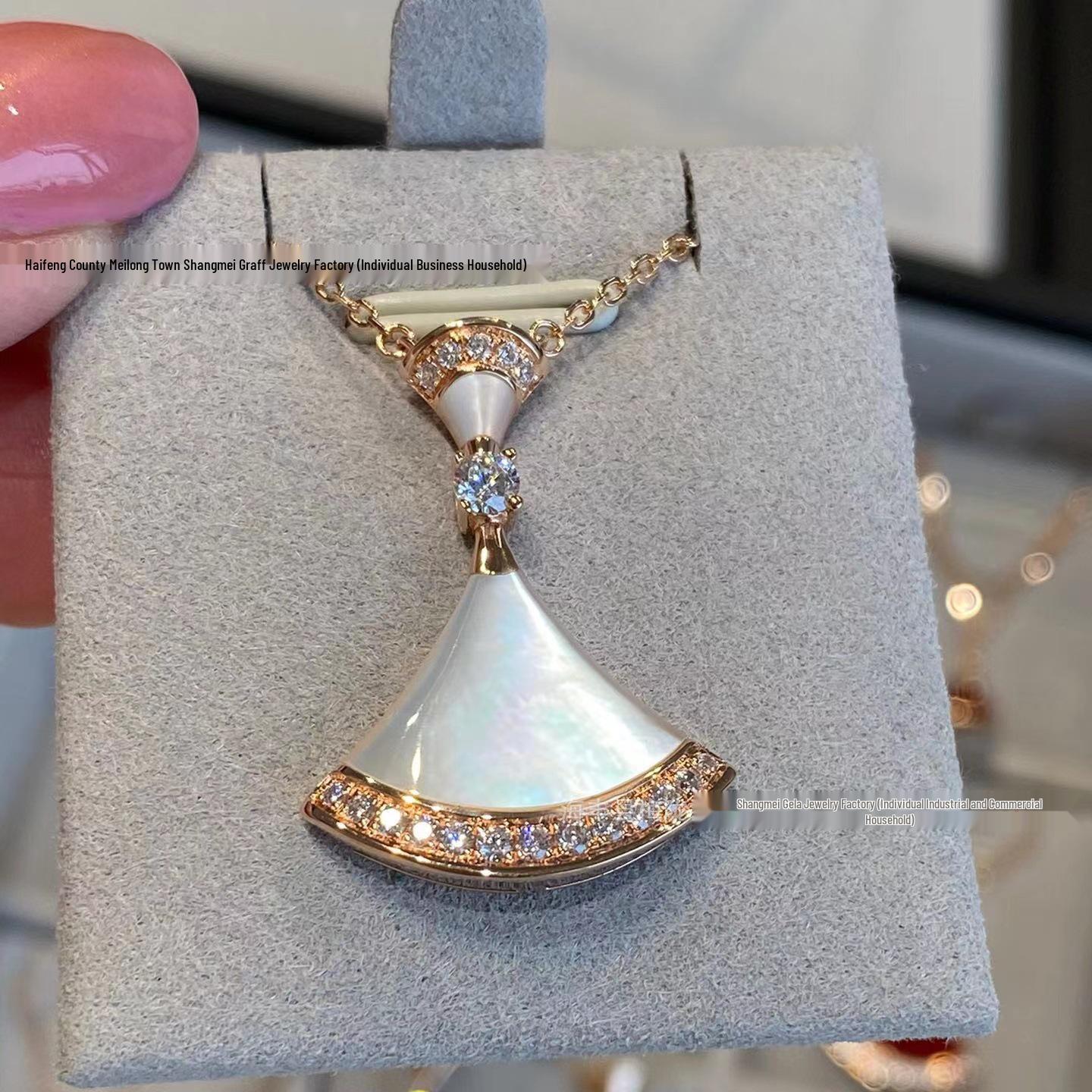 18k Rose Gold Necklace with Fan-shaped Diamond Mother-of-Pearl Pendant