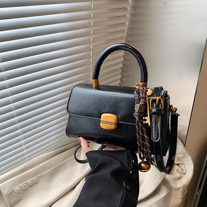 Vintage Mode Top-Griff-Taschen Für Damen Klappenform Schulter Crossbody-Tasche Mit Anhänger 2026 Winter Neu Luxus Designer Handtasche