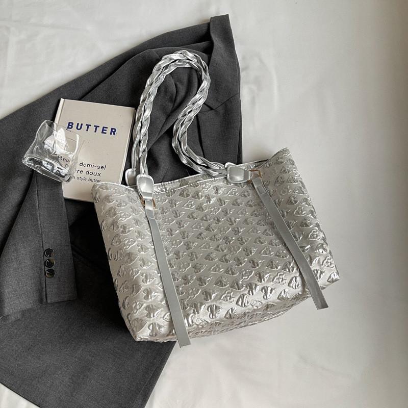 

Stylish Summer Tote Bag For Women In Black Pink And Silver With Spacious Design And Chic Street Style срібний