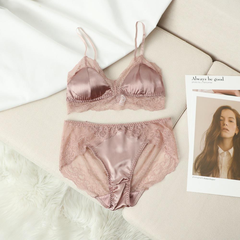 

Yu Yue Французский Роскошный Шелковый Комплект Белья - Весенняя Отделка Шелковое Кружево Бюстгальтер и Трусики Треугольники Medium розовый