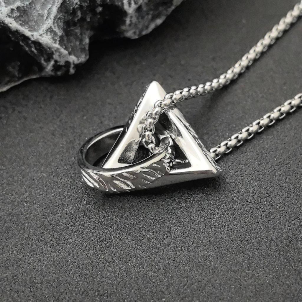 Unisex Geometric Titanium Steel Necklace - Versatile High-End Collarbone Pendant for Everyday Wear