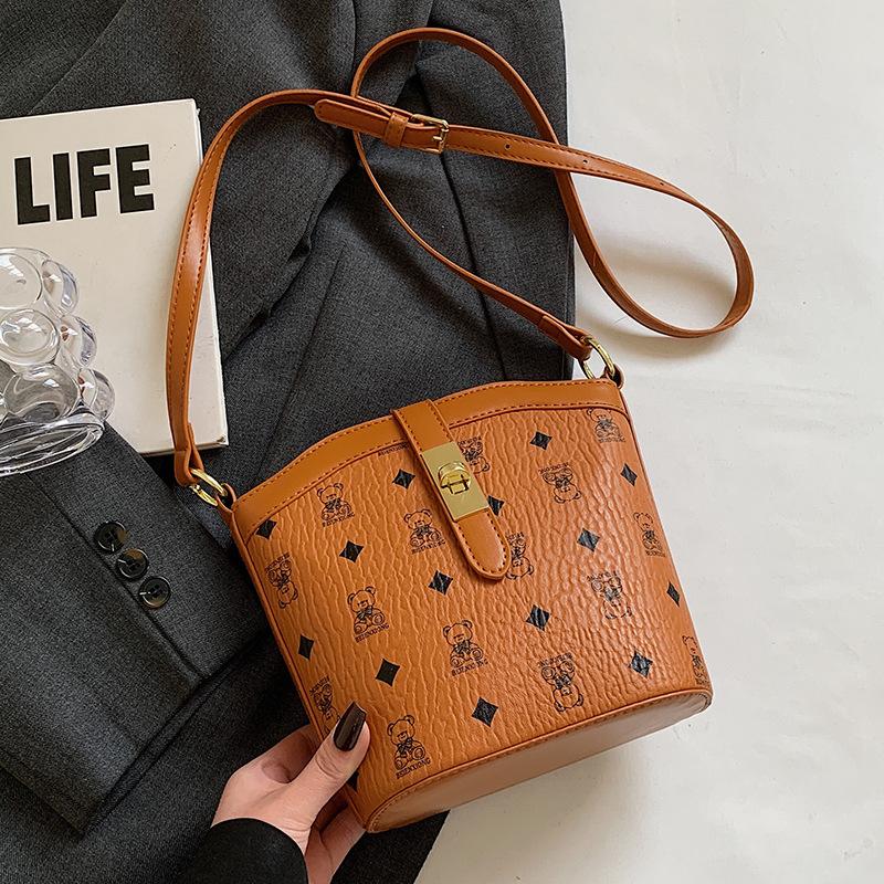 2025 new niche design fashionable temperament classic printed bucket bag commuter versatile women's casual messenger bag