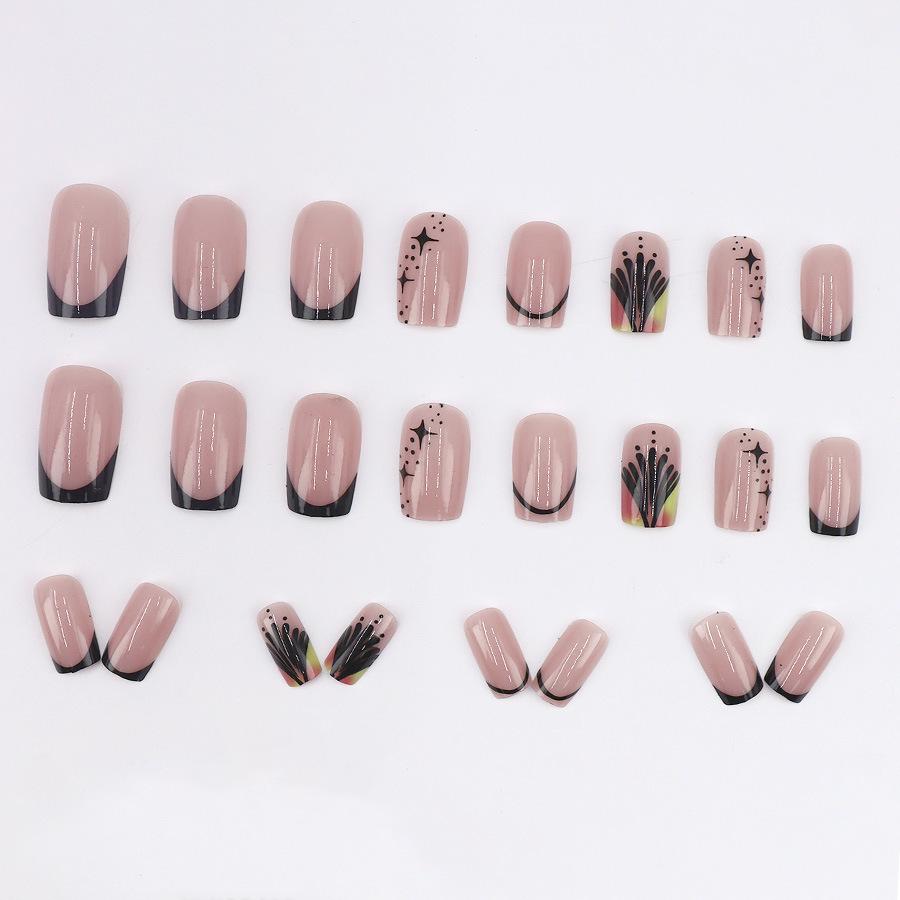 Ongles portables tendance noir et doré de longueur moyenne, style chic français unique