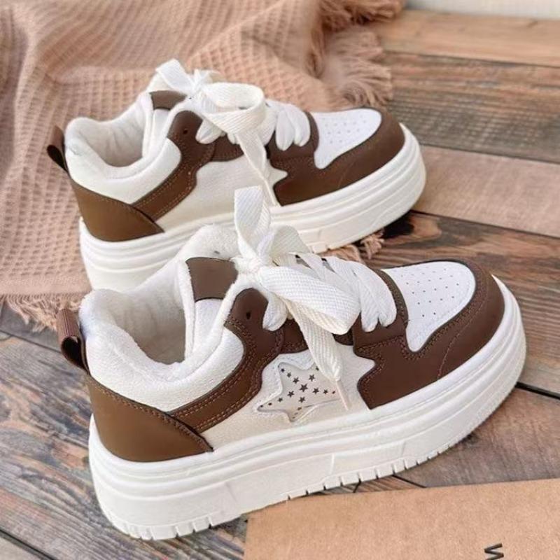 High-value milk whirring, showing small women's feet, small muffin thick-soled little white shoes, new casual and cute shoes, women's shoes