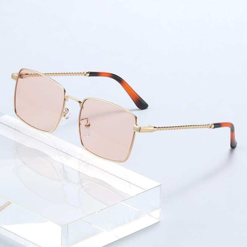 Mens Retro Square Metal Frame Sunglasses UV400 Protection Luxury Unisex Fashion Eyewear for Travel Beach