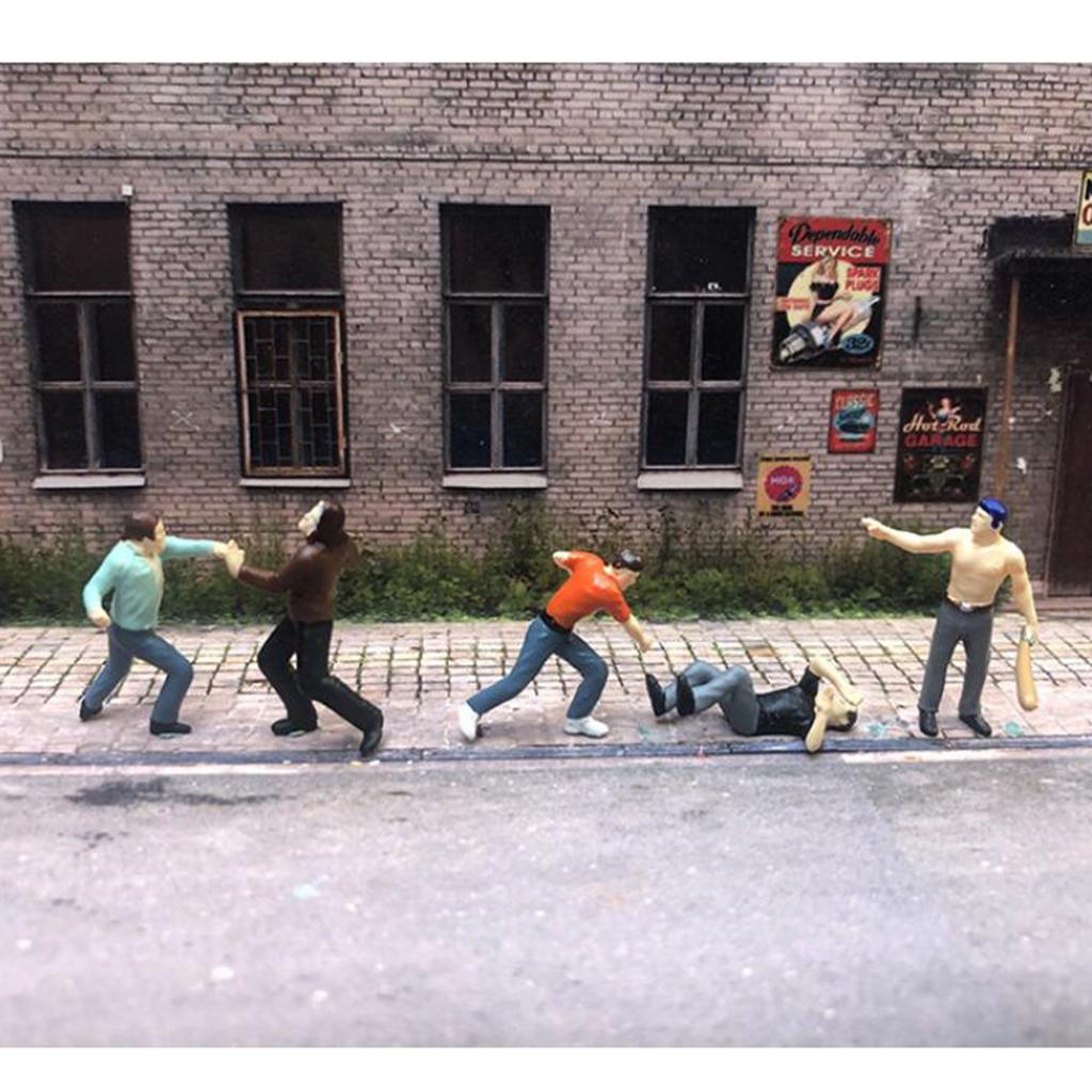 1:64 Mini People Figurines Model Outdoor Attack Against Bad Guys Scene Architectural Plastic