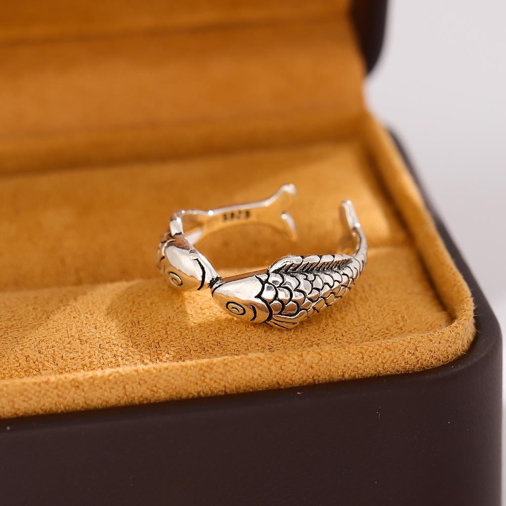 Neuer Retro 925er Sterlingsilber Schmuck Thai-Silber Mode Kleiner Goldfisch Fische im Zeichen der Fische Küssendes Tier Elegante Öffnungsringe R143