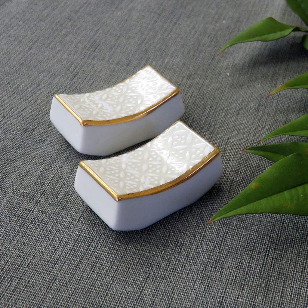 Waza No Stylish Japanese Kutani Ware Pair of Chopstick White Made In Kura Tableware, Rests, Cloisonné, High-quality Ceramic, Japan.