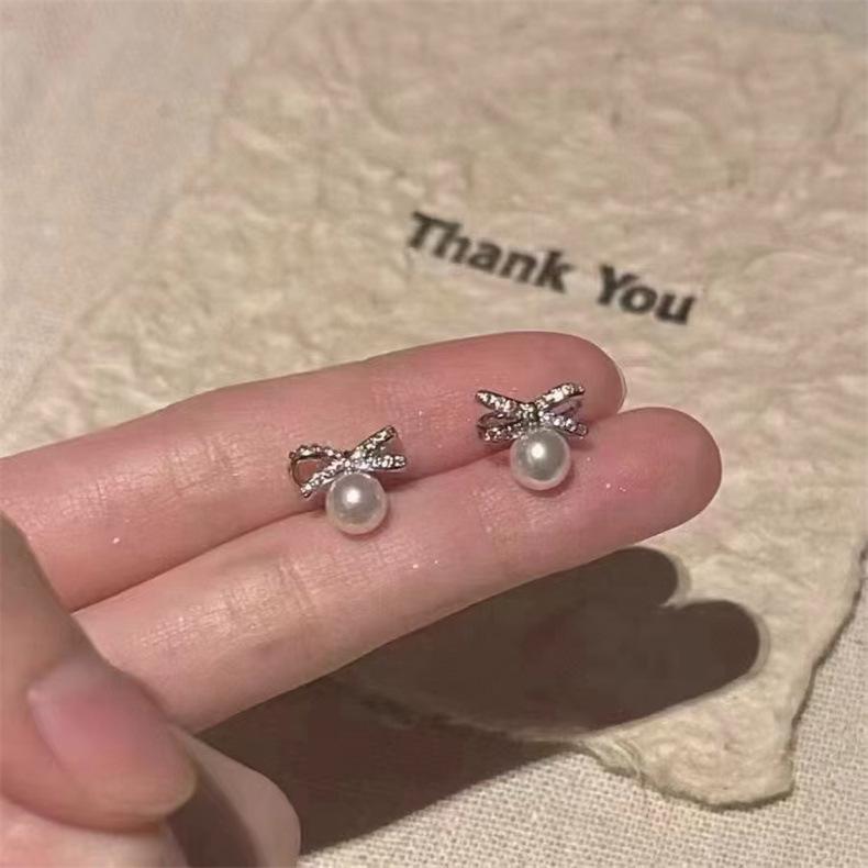Zhao Lusi s same freshwater pearl bow earrings, female high school fat steamed bun beads, light luxury, niche high-end earrings