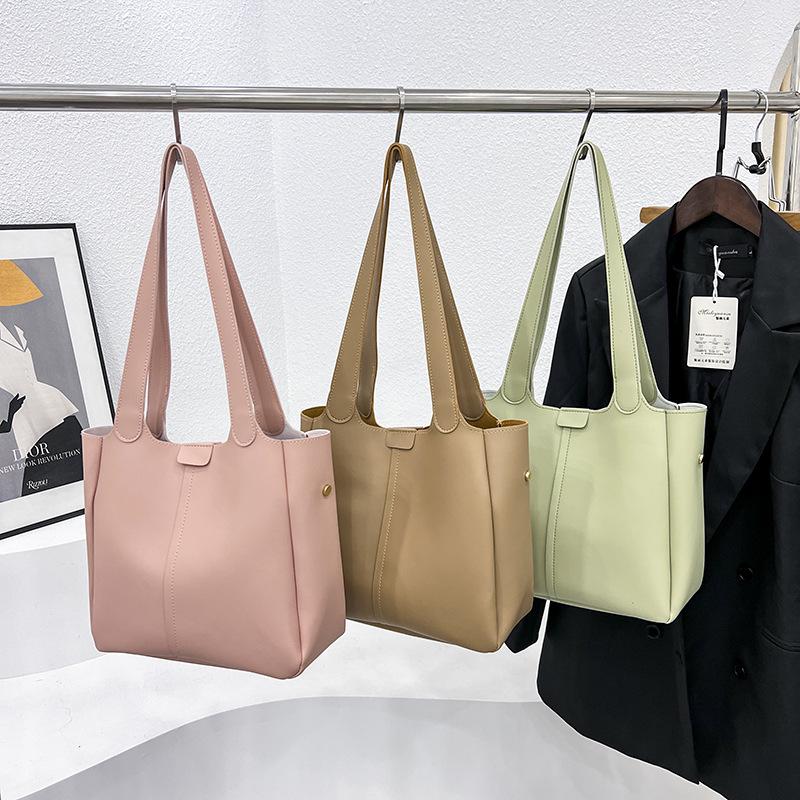 

Fashionable Large Mother-and-Child Tote: High-Quality, Versatile Single Shoulder & Crossbody Women s Bag темно-коричневого кольору