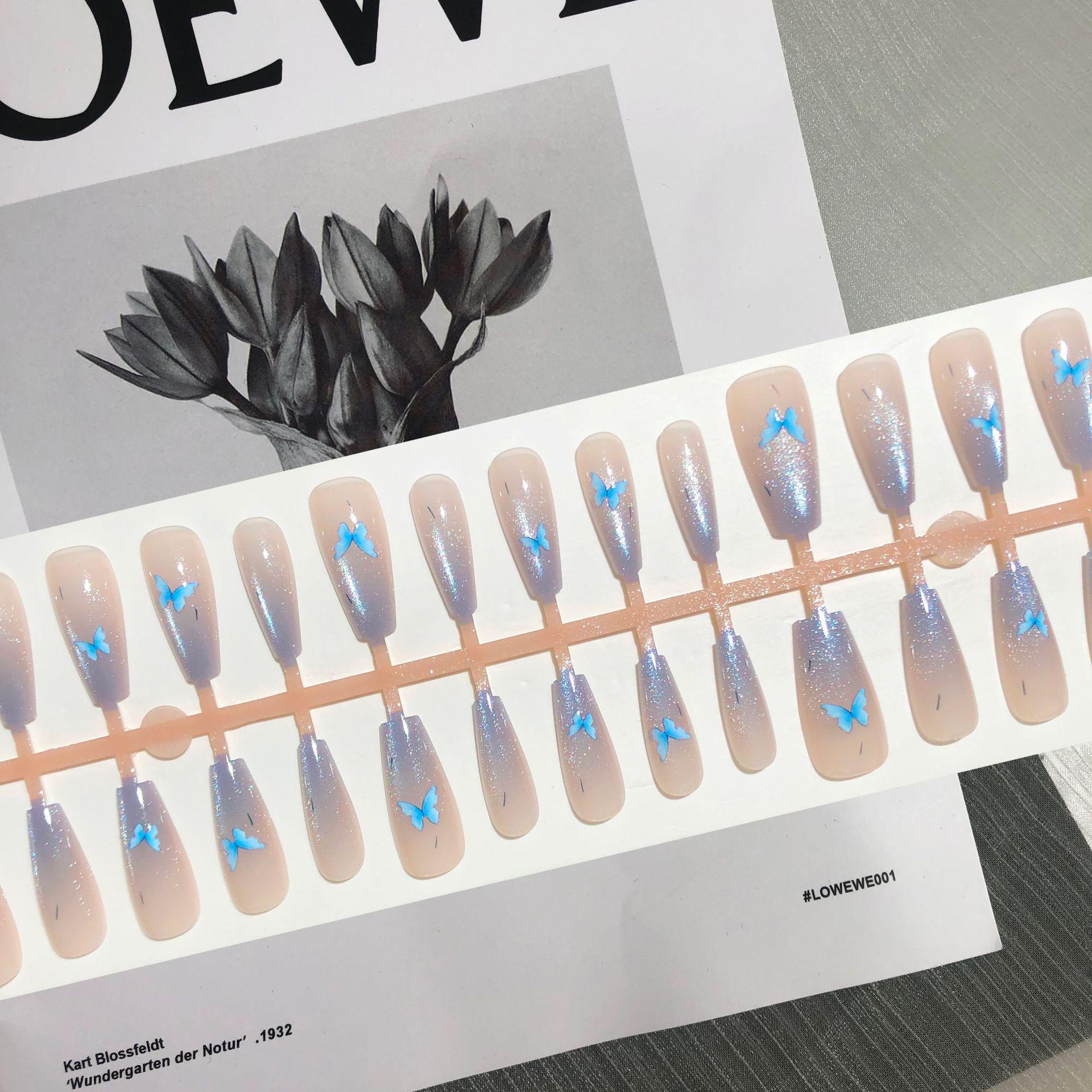 

Мятно-голубые градиентные хрустальные ногти-бабочки «кошачий глаз»