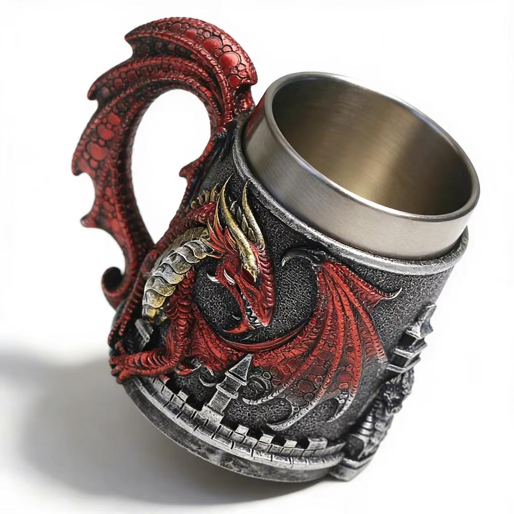 Top-Bewertete Drachenharz & Edelstahl Tasse DRA07 15.3oz Retro Schwarz-Grauer Sockel, 3D Roter Drachen Relief Körper & Drachenflügel Griff