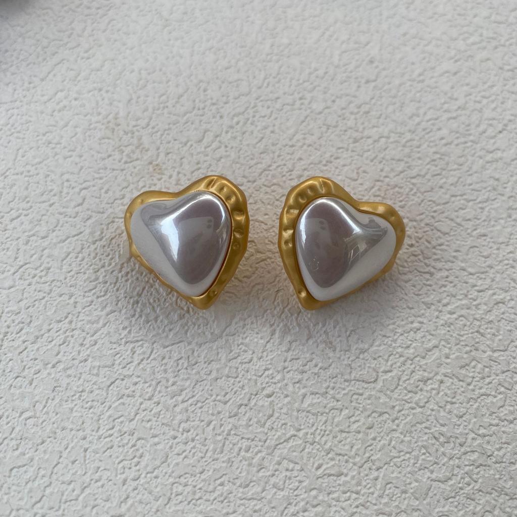 Design Sense Love Pearl Earrings Small And Exquisite Temperament Versatile Earrings Women'S Silver Needles Medieval French Three-Dimensional