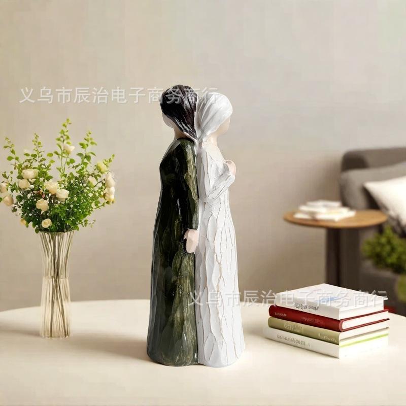 New Mother's Day Gifts Mother and daughter sisters hold hands with their backs to home ornaments, decorative resin handicrafts