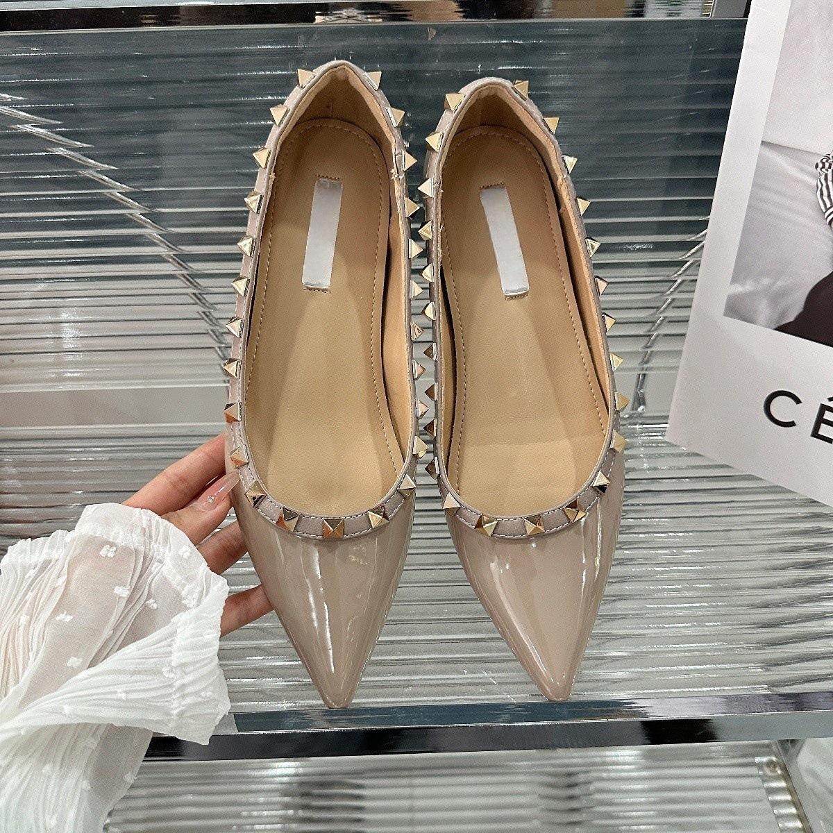 Женские туфли с заклепками внутренняя платформа острый носок неглубокий вырез мягкая лакированная кожа 25 лет новые 10 000 лет классические туфли-лодочки 35 телесный 3589₽