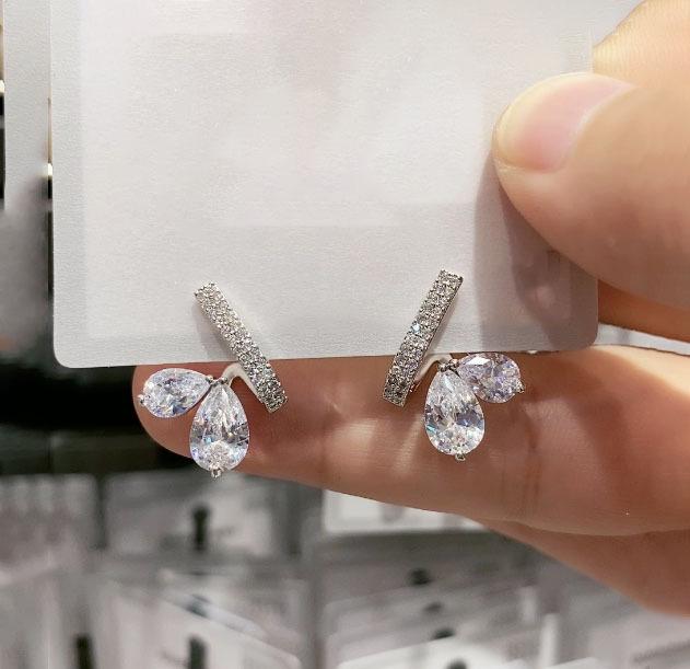 Copper-Plated Gold Curved Zircon Diamond Rhinestone Stud Earrings – Versatile High-End Design for Women