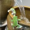 Niedliche Froschfigur Pflanzgefäß Dekoration Kleiner kletternder/liegender Frosch mit Blatt-Regenschirm Statue für Außenhof Terrasse Garten Dekor