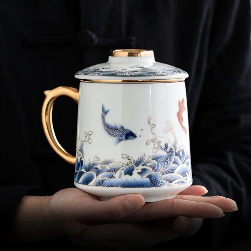 

Керамическая чашка для чая Dehua с золотой росписью, дизайн «Рыба, перепрыгивающая через Драконьи врата»