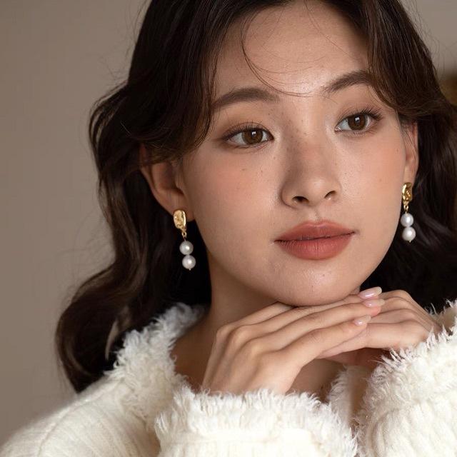 

Twilight autumn sunrise temperament natural freshwater pearl stud earrings women s high sense baroque style fashion trend earrings Silver needle