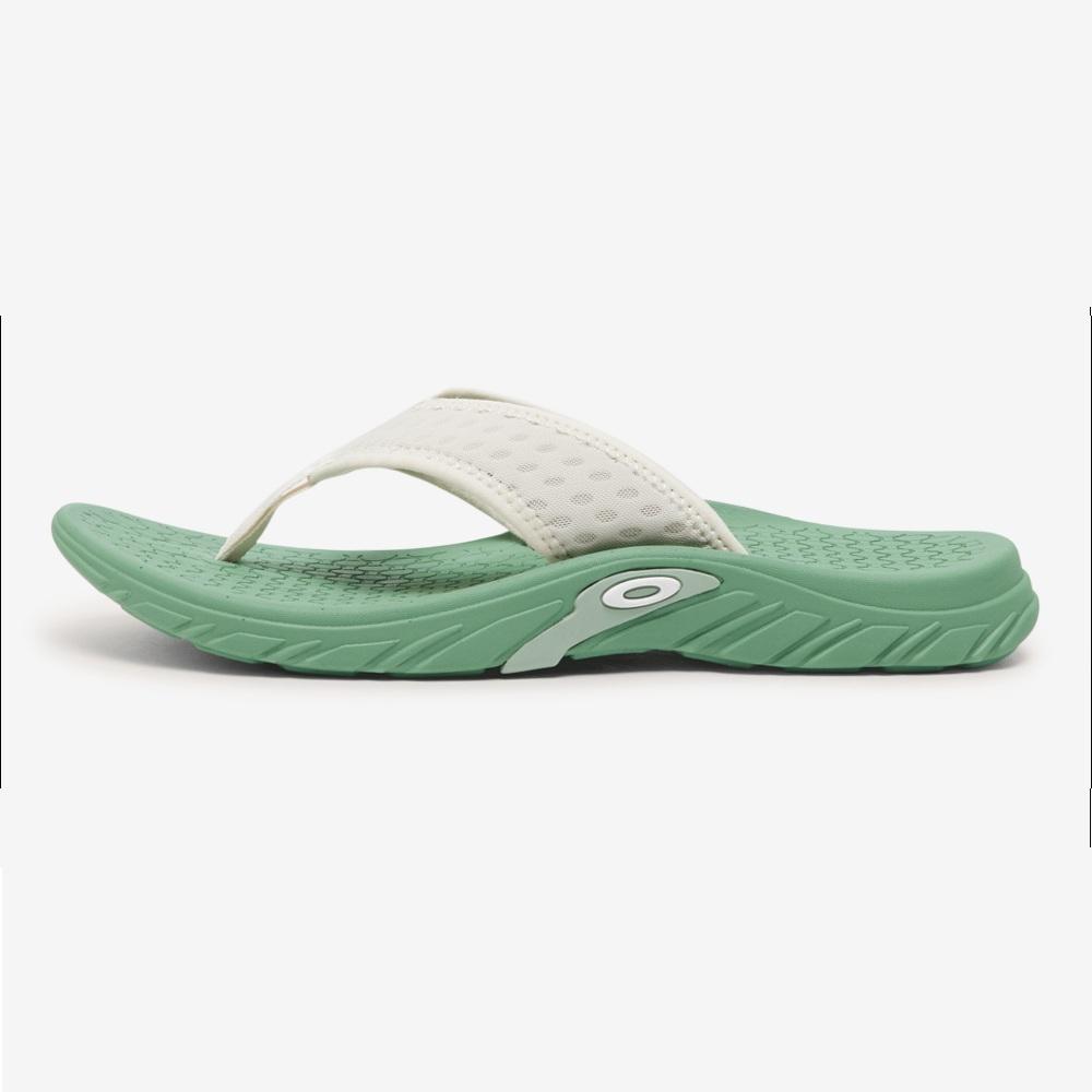 Oakley Operative Flip Flop (FOF100679-75I) Functional Sandals That Combine the Brand's Unique "technical Performance" and "Gorpcore" Sensibilities