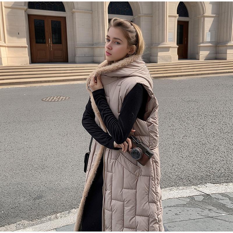 Осенне-зимняя женская куртка-пуховик с капюшоном — фото 12