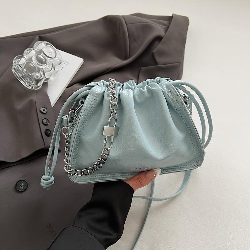 

Fashion solid color casual trend bucket bag women s bag 2025 new popular personality drawstring simple shoulder messenger bag