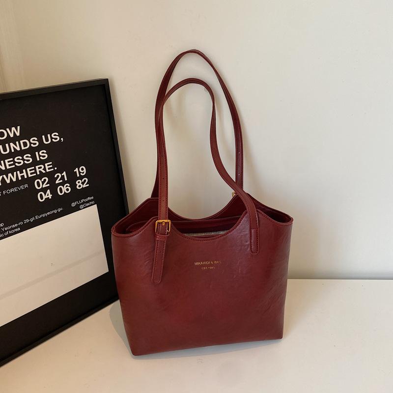 Retro bag women's large-capacity new autumn and winter versatile simple shoulder bag fashionable commuter tote bag