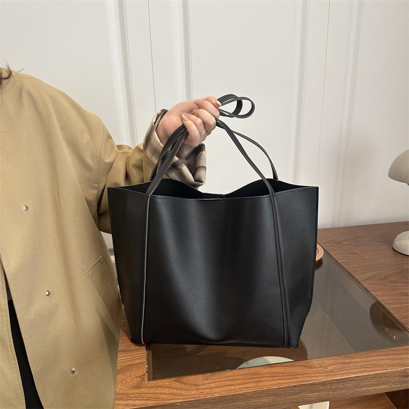 

Korean version ins large-capacity oil wax leather versatile tote bag women s autumn and winter solid color advanced texture foreign style shoulder bag чёрный