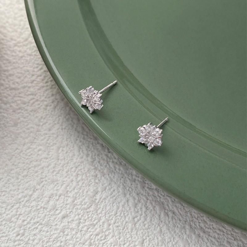 Sterling Silver Snowflake Zirconia Stud Earrings – Light Luxury, Versatile, High-End Jewelry for Women, Perfect for Autumn, Winter, and Christmas.
