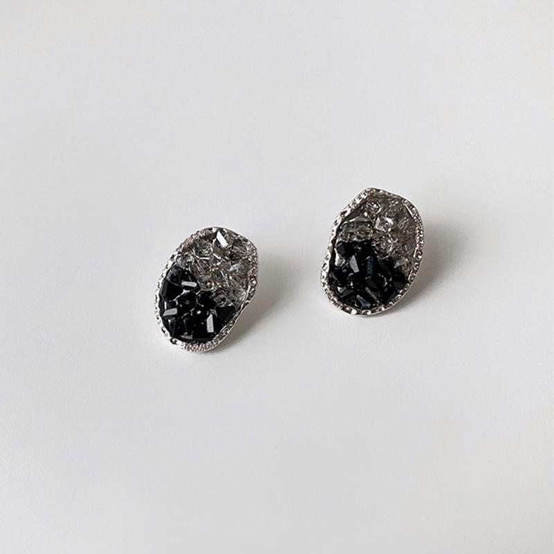 

Геометрические серьги с кристаллами в темном стиле: Необычный дизайн «Серебряные иглы» для женщин