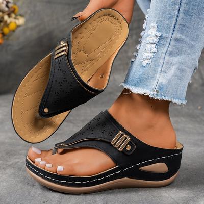 Sandali infradito alla moda da donna - Design ritagliato, Tacco inclinato con suola morbida, Decorazioni metalliche, Comode infradito da spiaggia, Sandali da donna