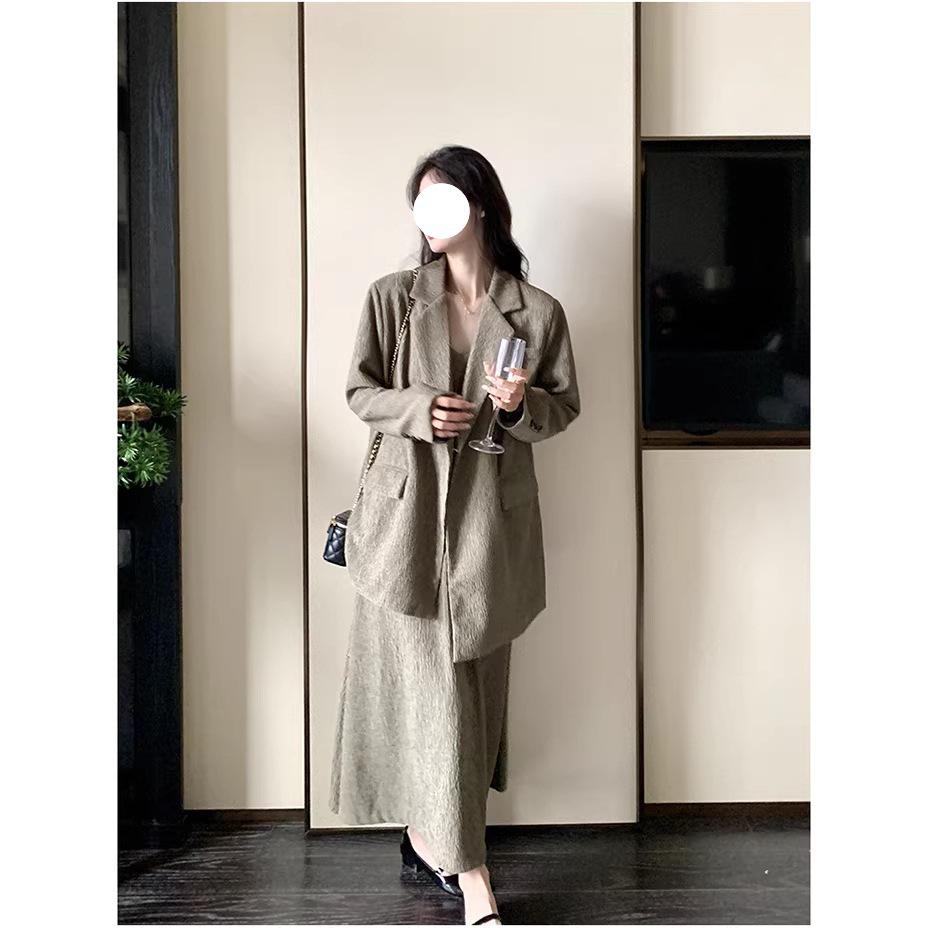 Elegant Women's Two-Piece Light Mature Suit: Jacket & Camisole Dress for Spring/Autumn