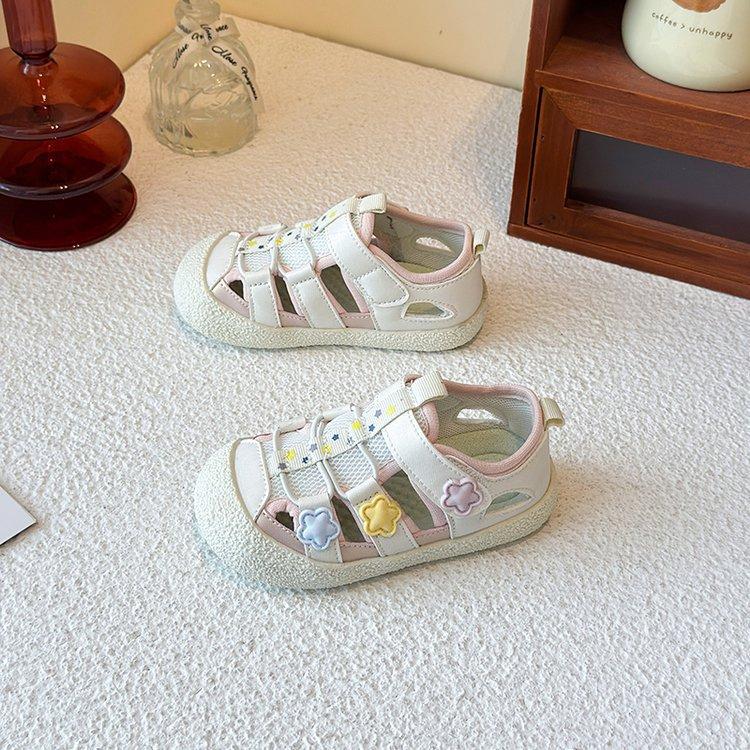 Girls sandals 2025 summer new children's bag head hollow breathable outdoor beach shoes soft sole non-slip baby shoes