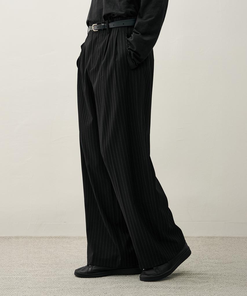 DRAW FIT Two-Tuck Wide Pinstripe Slacks [Black]