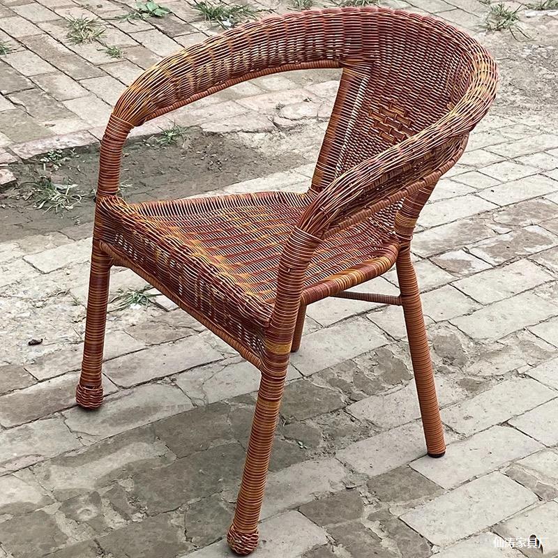 Ręcznie pleciony fotel rattanowy dla seniorów: Wytrzymałe krzesło wewnętrzne/zewnętrzne z oparciem na balkon i do wypoczynku