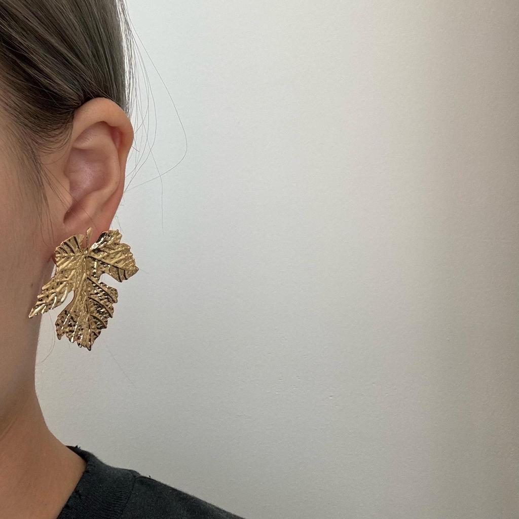 Leopard Print Maple Leaf Earrings: Autumn/Winter High-End European & American Style Ear Studs