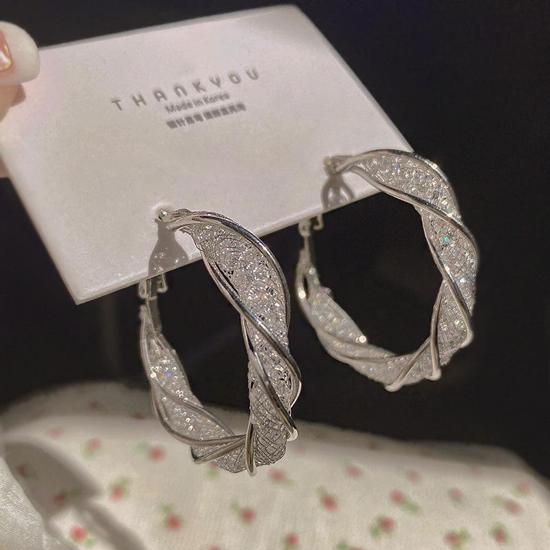 

Chic Twisted Hollow Geometric Pearl Hoop Earrings For Women Lightweight Niche Fashion Studs Unique Personalized Jewelry серебряный
