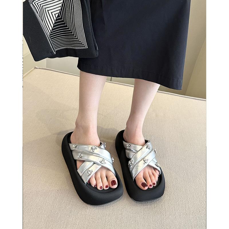 

В этом году очень популярны~ Милые и крутые хлебные крестики со стразами на толстой подошве, женские летние пляжные шлепанцы 2025 40 серебряный