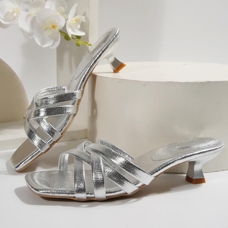 Mode Klassische Einfarbig Silberne Riemen Pantoletten Damen 2025 Sommer Mittelhohe Absätze Hausschuhe Sexy Eckige Zehenpartie Partyschuhe Übergröße 43