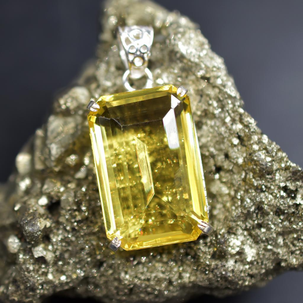 Colgante Topacio Amarillo Esmeralda 87.2 Ct Natural Plata de Ley 925 gemas CERTIFICADO my-388-k