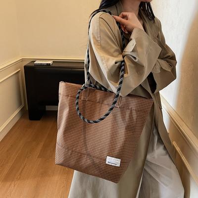 Eine Hand-Crossbody-Einzel-Schultertasche mit großem Fassungsvermögen für modische und lässige Studenten im Unterricht